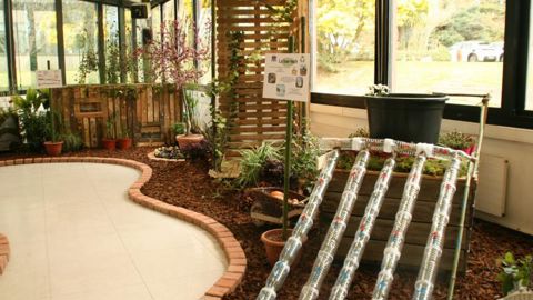 Pour leur Expo Flo, les élèves ingénieurs avaient réalisé une solution low-tech de chauffe-eau solaire avec, à l’arrière-plan, la phytoépuration. ©LKP